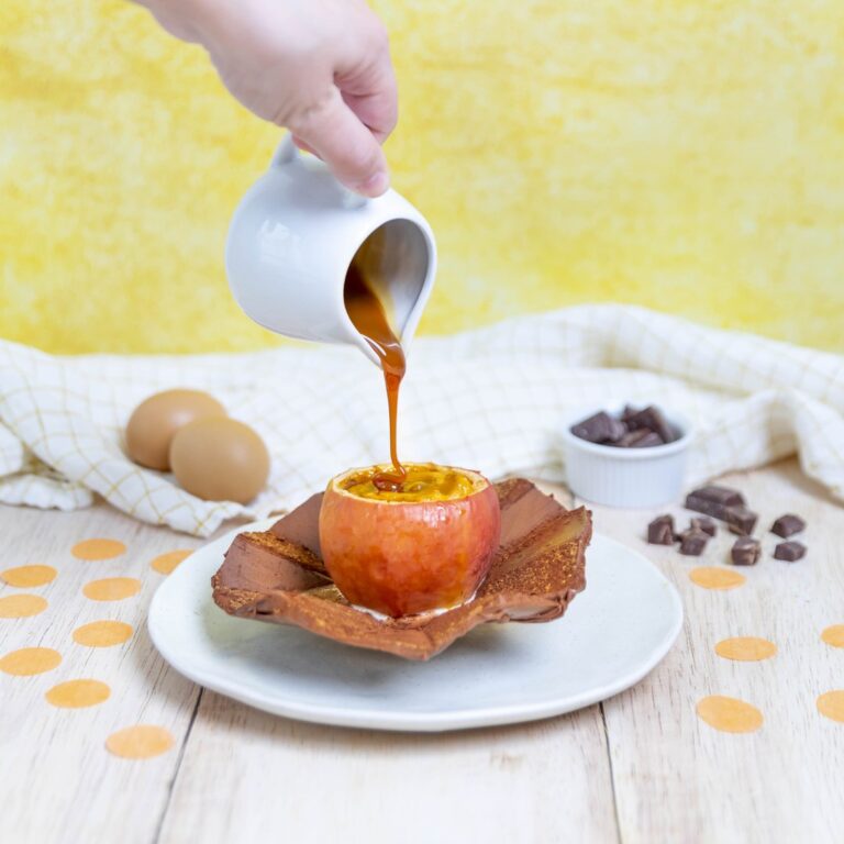 Bratapfel auf Gourmet-Untertasse Bratapfel auf Gourmet-Untertasse
