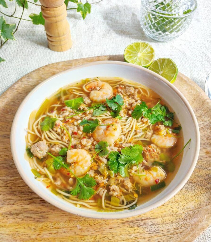 Soupe de nouilles scampis et haché de porc