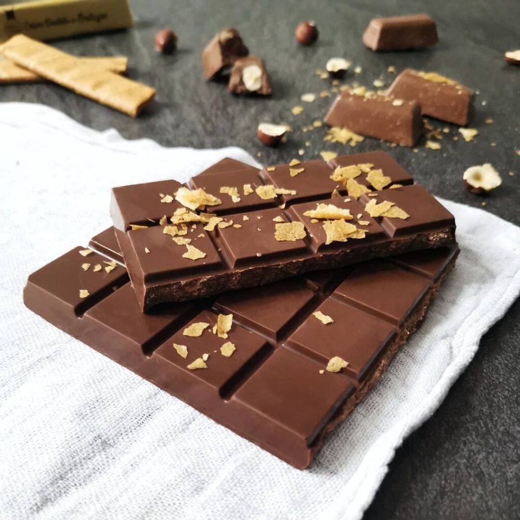 Tablettes de chocolat aux crêpes dentelles et noisettes torréfiées