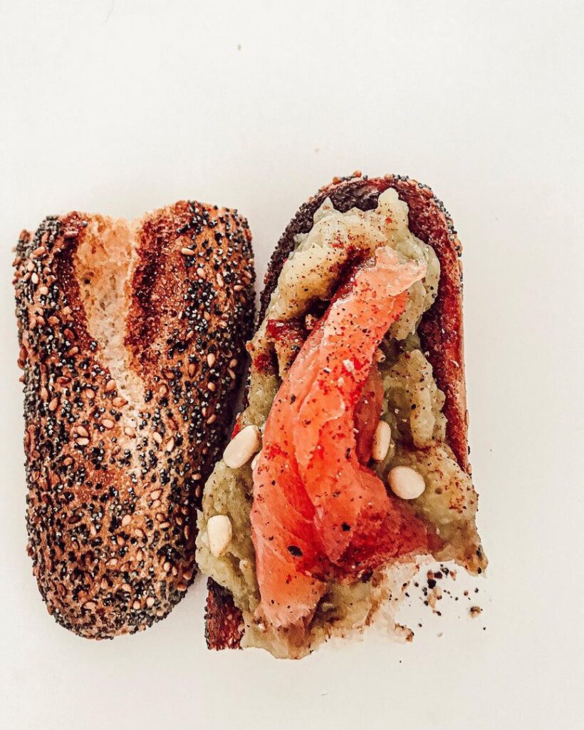 Toast au caviar d&rsquo;aubergine et saumon