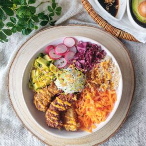 Poke bowl crudités et poulet frit