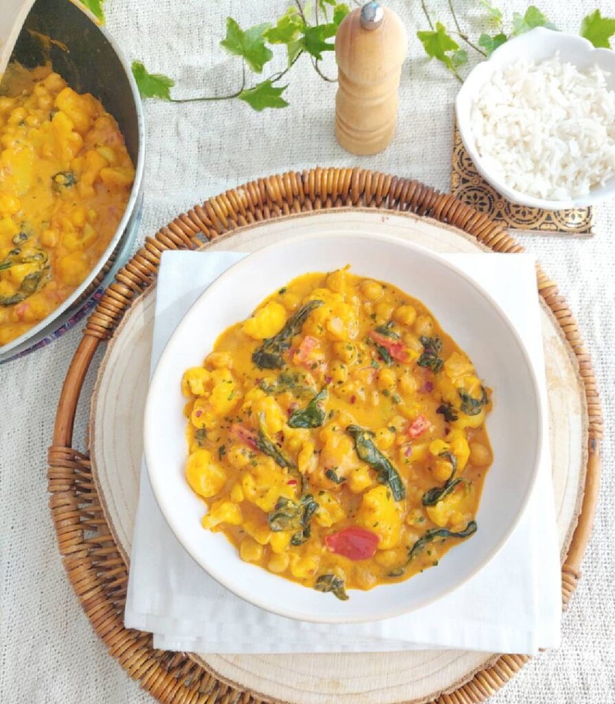 Curry de chou fleur, lait de coco et pois chiches épicé