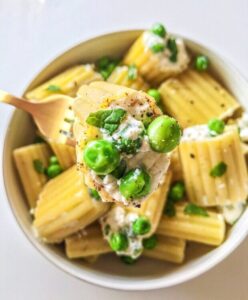 Pâtes fourrées à la ricotta, petits pois et menthe