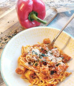 Spaghettis poivrons rôtis, câpres et chipolatas de poulet
