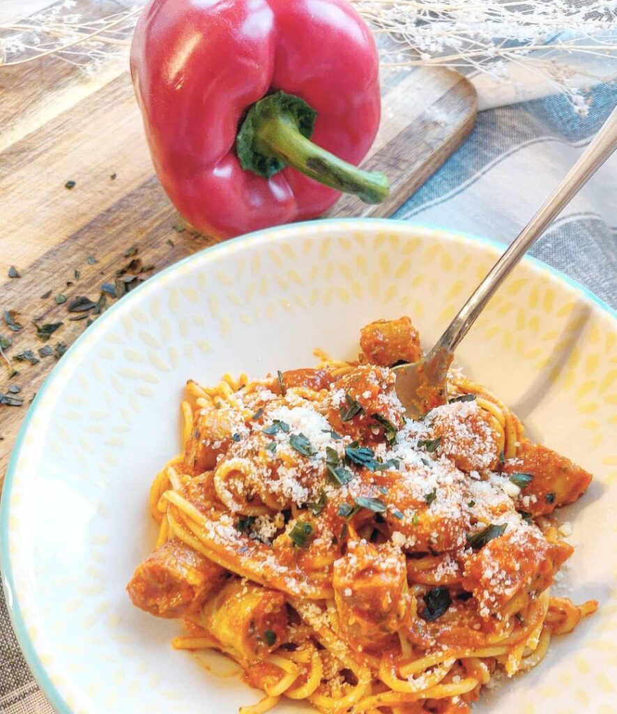 Spaghettis poivrons rôtis, câpres et chipolatas de poulet