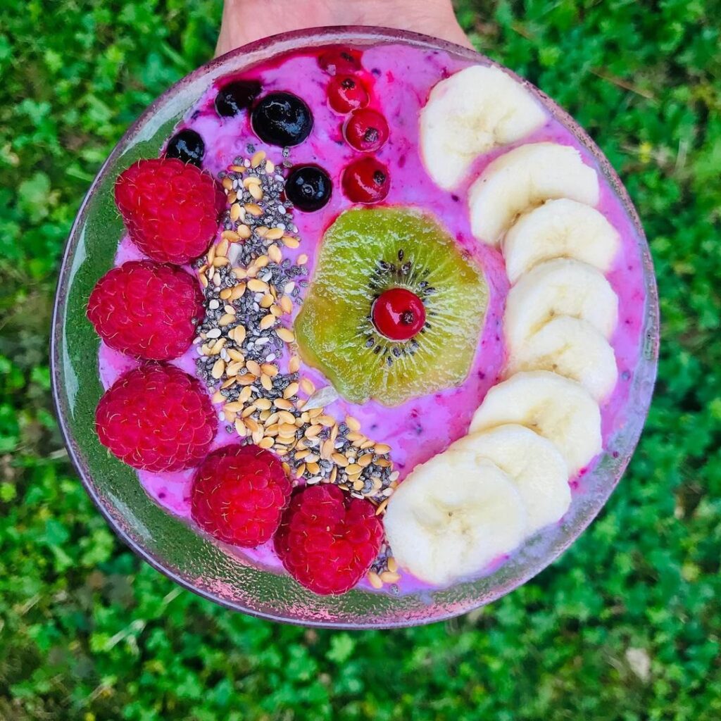 Bol smoothie banane et fruits rouges