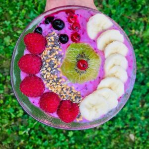 Bol smoothie banane et fruits rouges