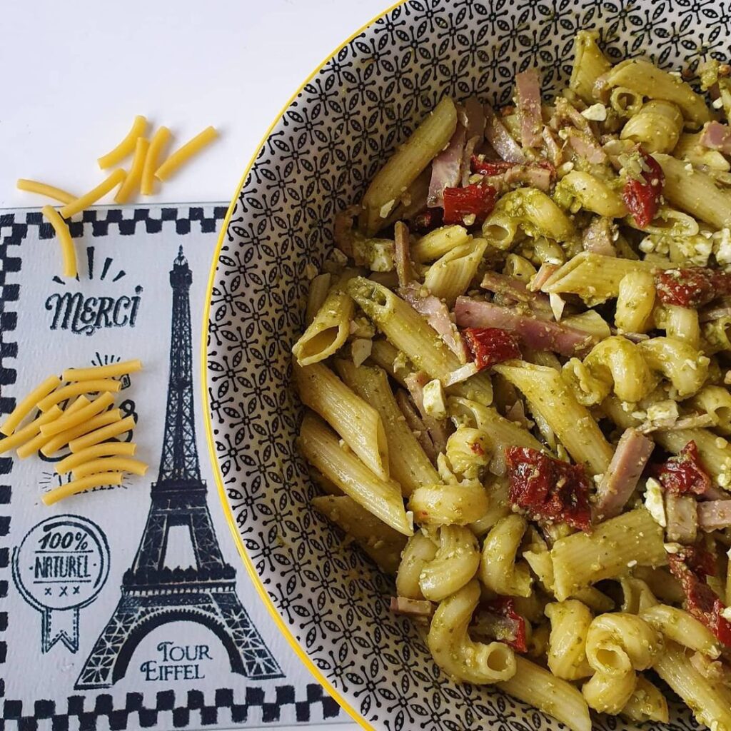 Salade de pâtes au pesto et tomates séchées