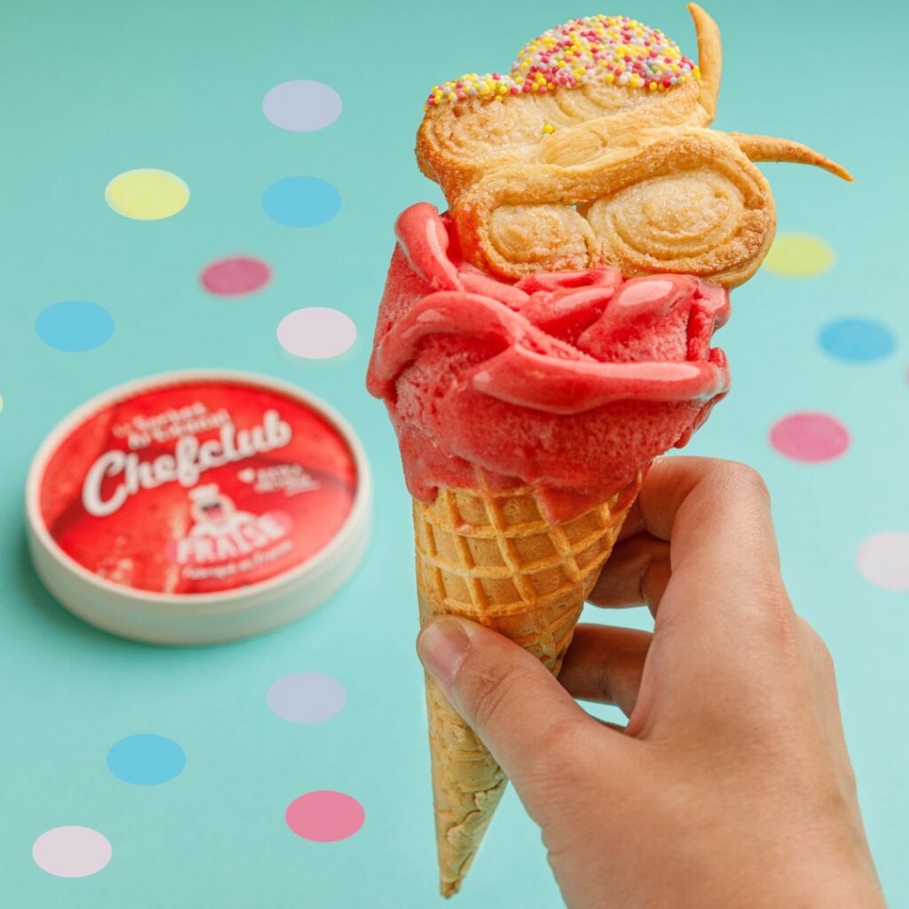 Glace à la fraise en forme de fleur et ses papillons gourmands