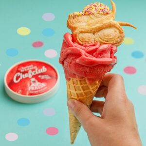 Glace à la fraise en forme de fleur et ses papillons gourmands