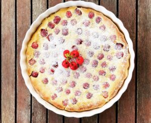 Clafoutis aux cerises fraîchement cueillies du jour