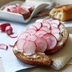 Toasts radis et fromage frais