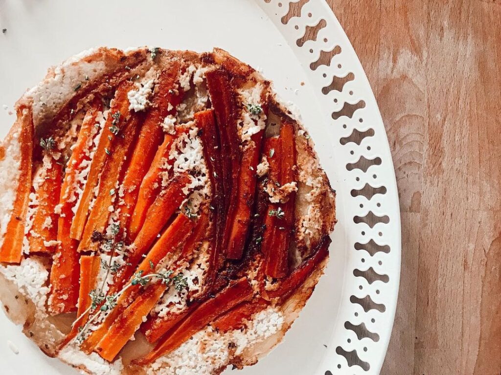 Tarte tatin aux carottes, chèvres frais et miel