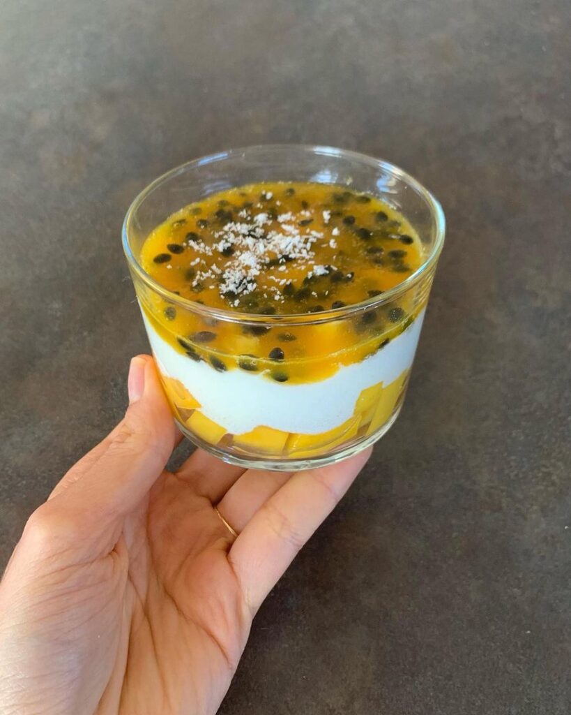 Verrine mangue, mousse coco et coulis passion