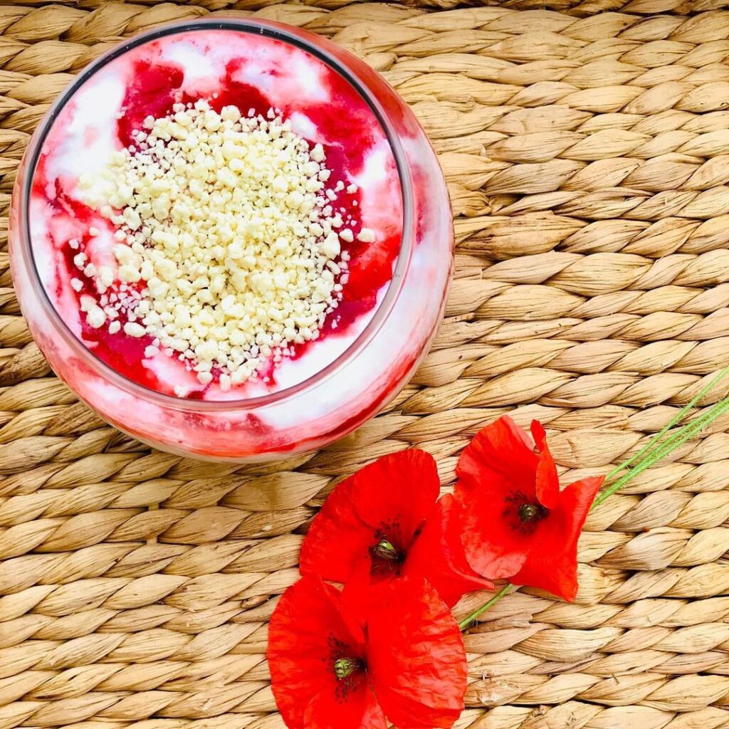 Verrine fromage blanc, fraises & chocolat blanc (en option)