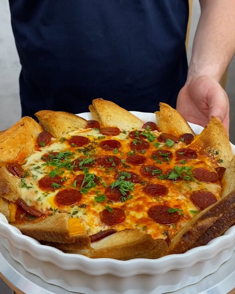 El queso a la parrilla se une a la pizza.