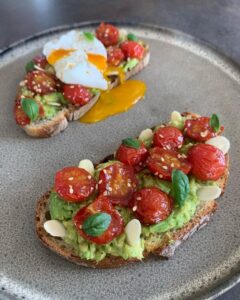 Toasts avocat-tomates cerises confites au miel et vinaigre balsamique