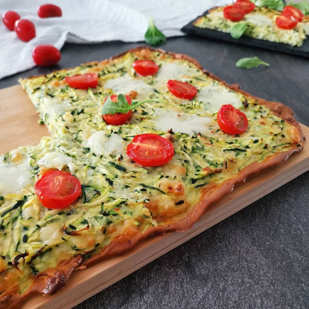 Pizza à la courgettes et emmental râpé