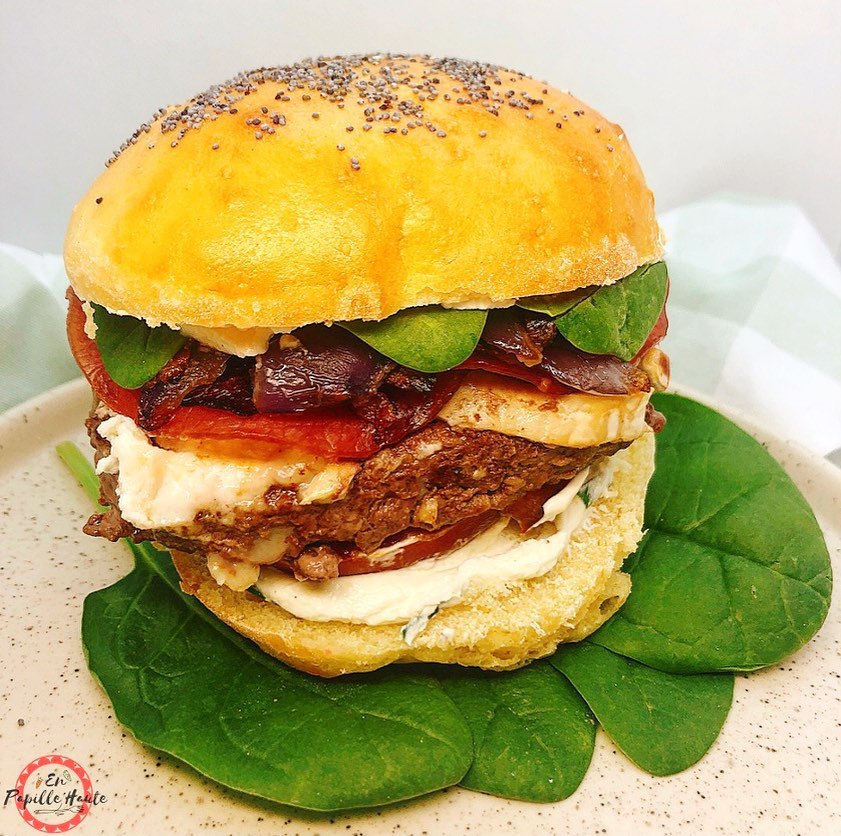 Burger au bacon, chèvre et épinard