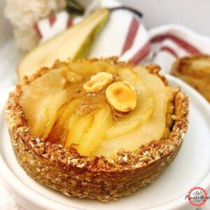 Tartelette aux flocons d&rsquo;avoine, poire et noisettes