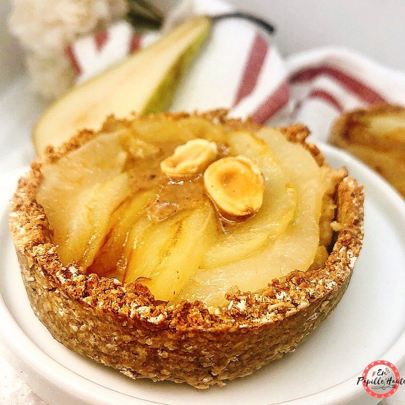 Tartelette aux flocons d&rsquo;avoine, poire et noisettes
