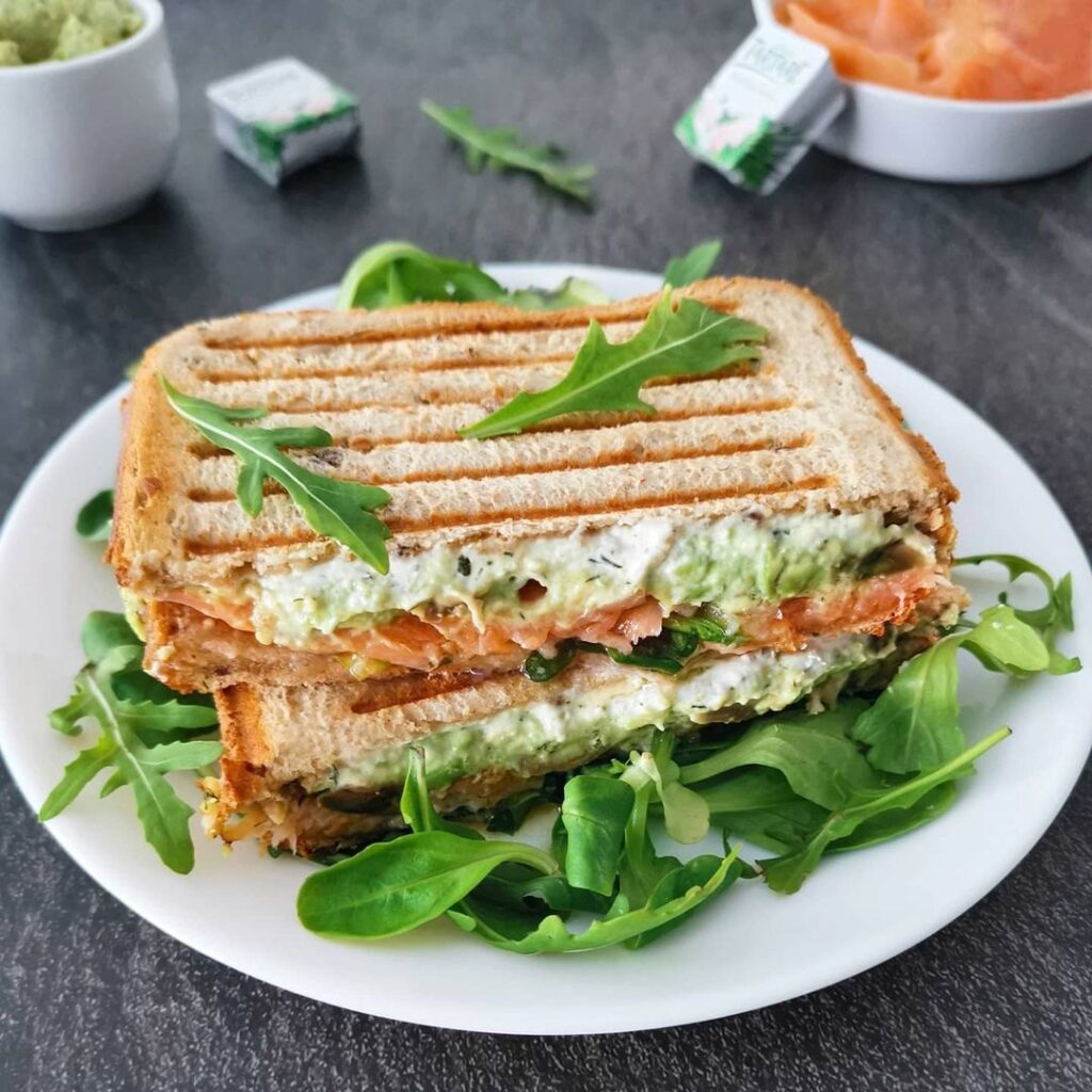 Croque-monsieur saumon avocat, crème et aneth
