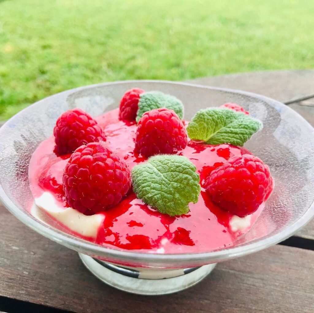 Verrine framboises, chocolat blanc, mascarpone et feuilles de menthe
