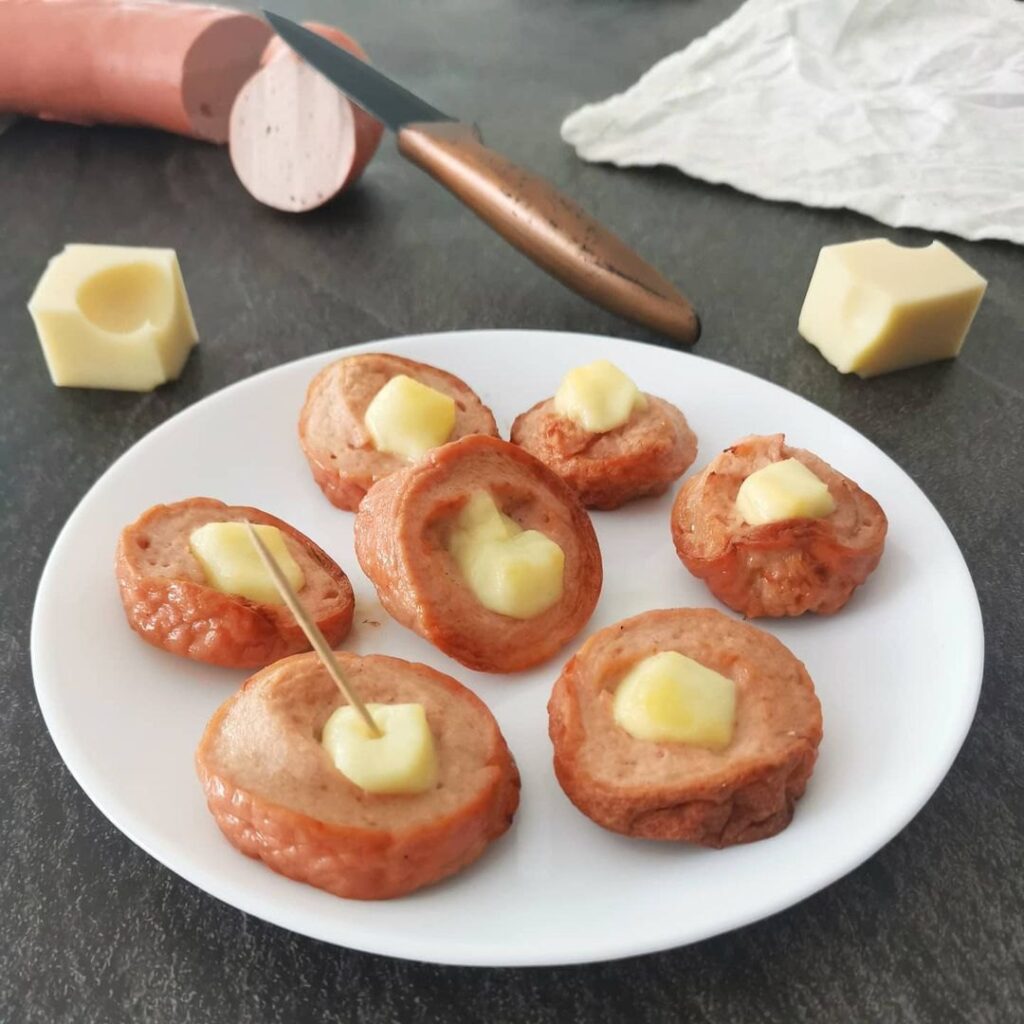 Saucisse de viande grillée à l’emmental