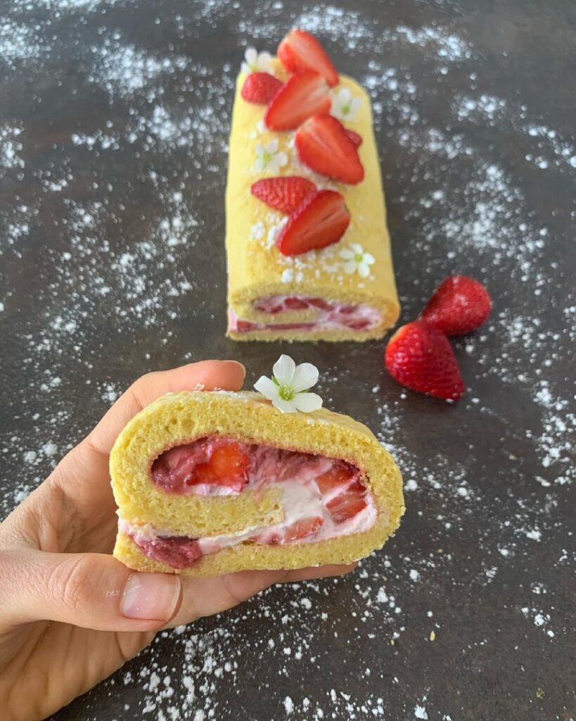 Roulé allégé aux fraises et au fromage blanc