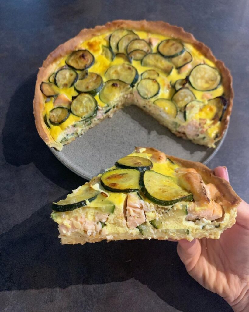 Quiche au saumon, chèvre et courgettes