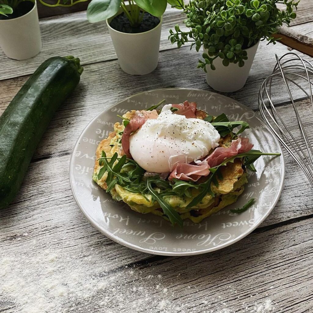 Pancake courgette jambon cru et œuf poché