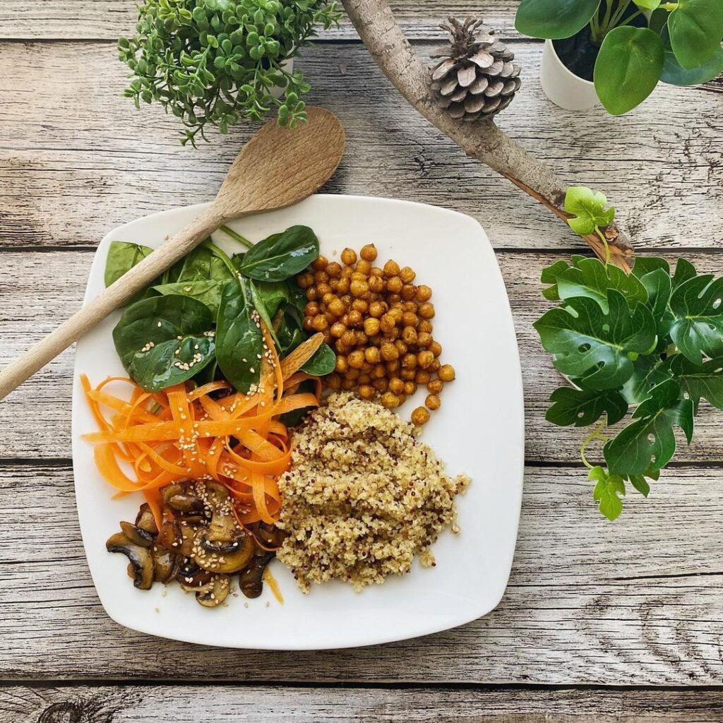 Salade quinoa, épinards, carottes, champignons