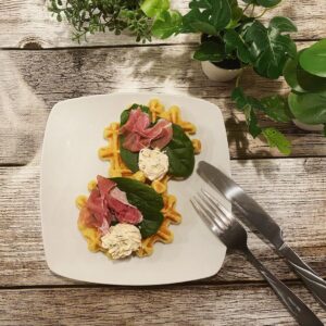 Gaufre de pomme de terre, jambon et crème aux herbes