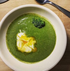 Soupe d’épinards, brocolis et œuf poché