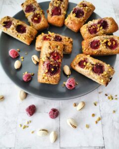 Financiers aux noisettes, framboises et pistaches, sans beurre