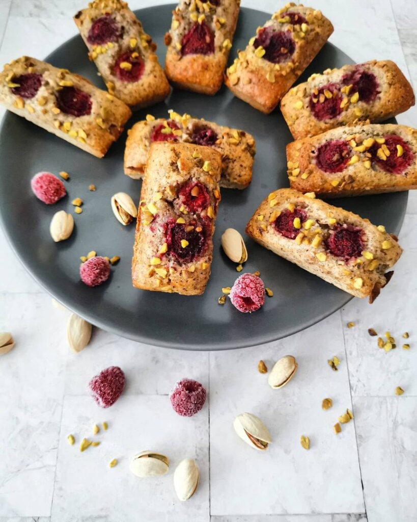 Financiers aux noisettes, framboises et pistaches, sans beurre
