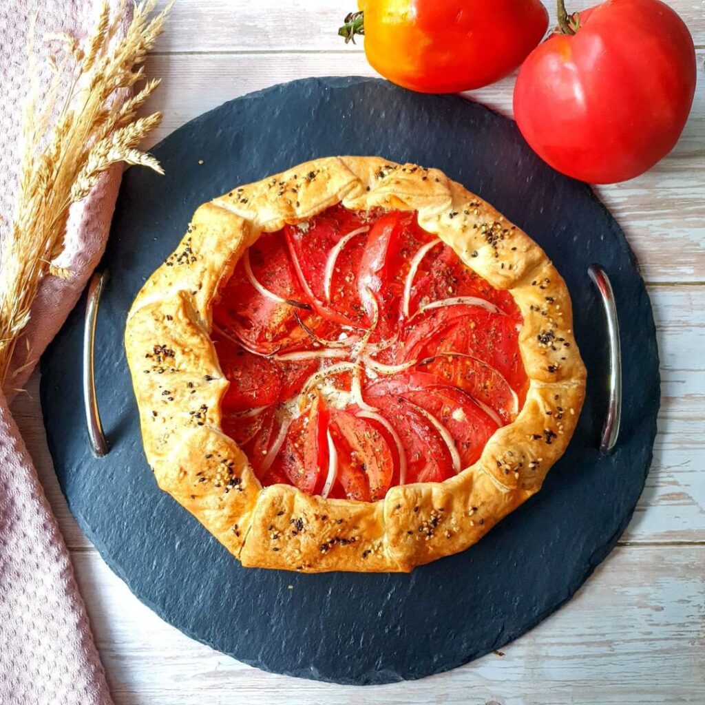 Tarte fine tomates, tartare ail & fines herbes
