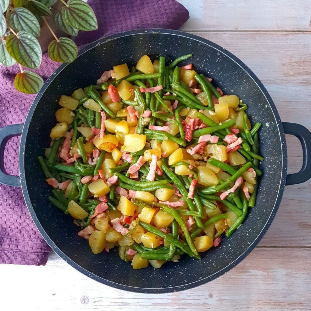 Poêlée de haricots verts pommes de terre et lardons