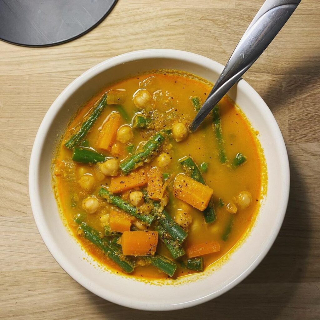 Soupe aux pois chiches, aux carottes et aux haricots verts