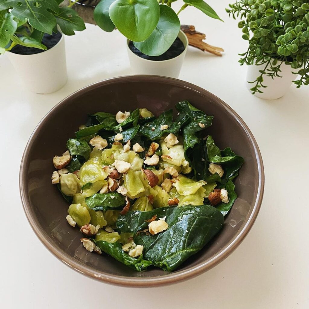 Ravioles sautées aux épinards et noisettes grillées