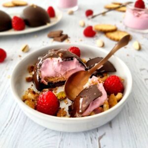 Sphères choco-framboise et biscuits normands, éclats de pistaches !