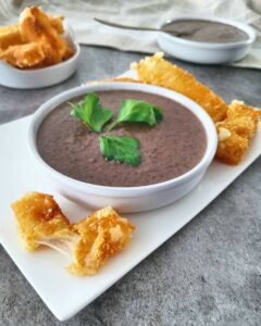 Velouté de salade, chou blanc et sticks d’emmental panés