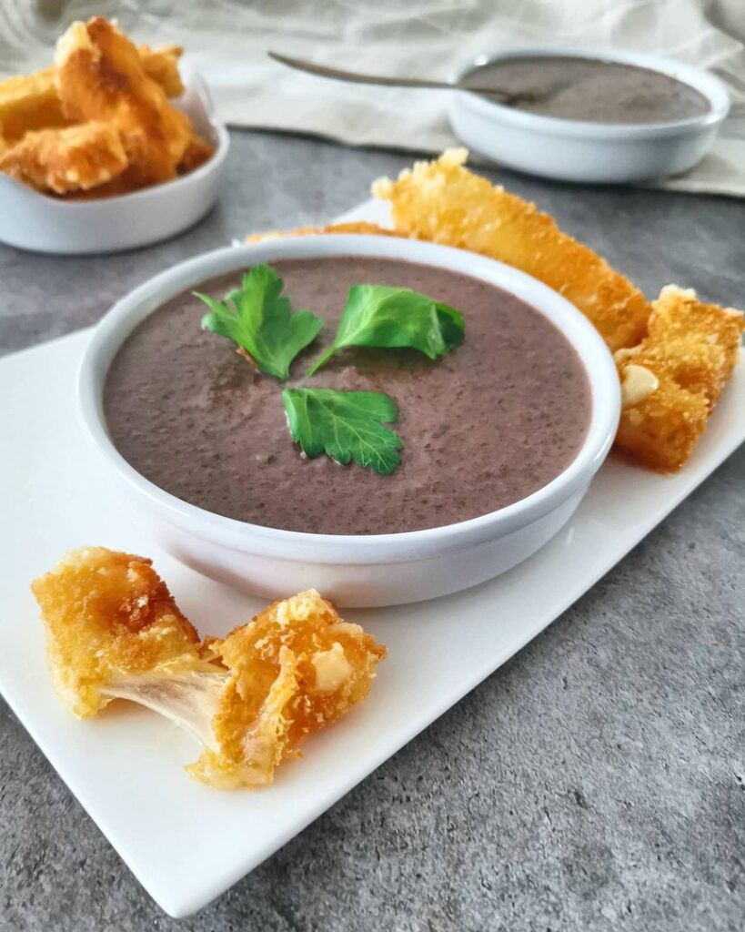 Velouté de salade, chou blanc et sticks d’emmental panés