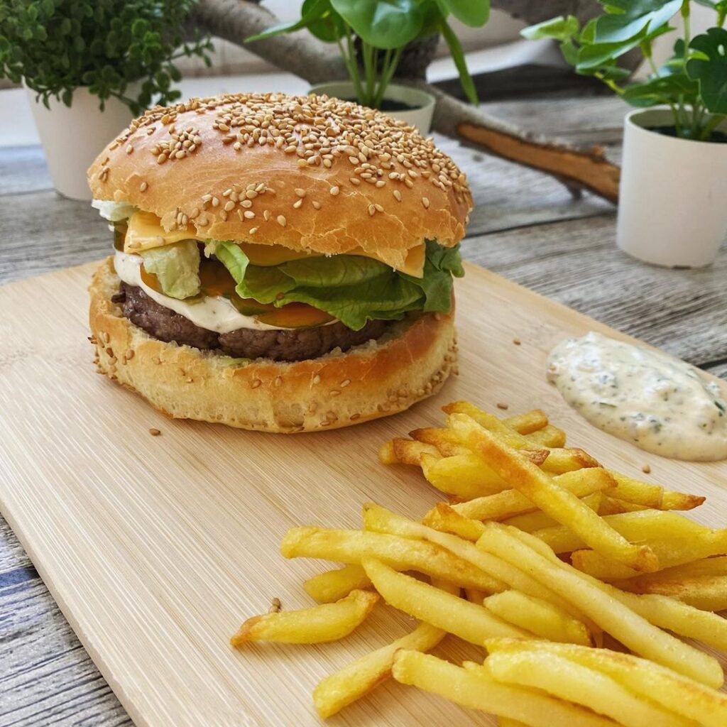 Burger steak haché, tomates, salade, bacon et cheddar