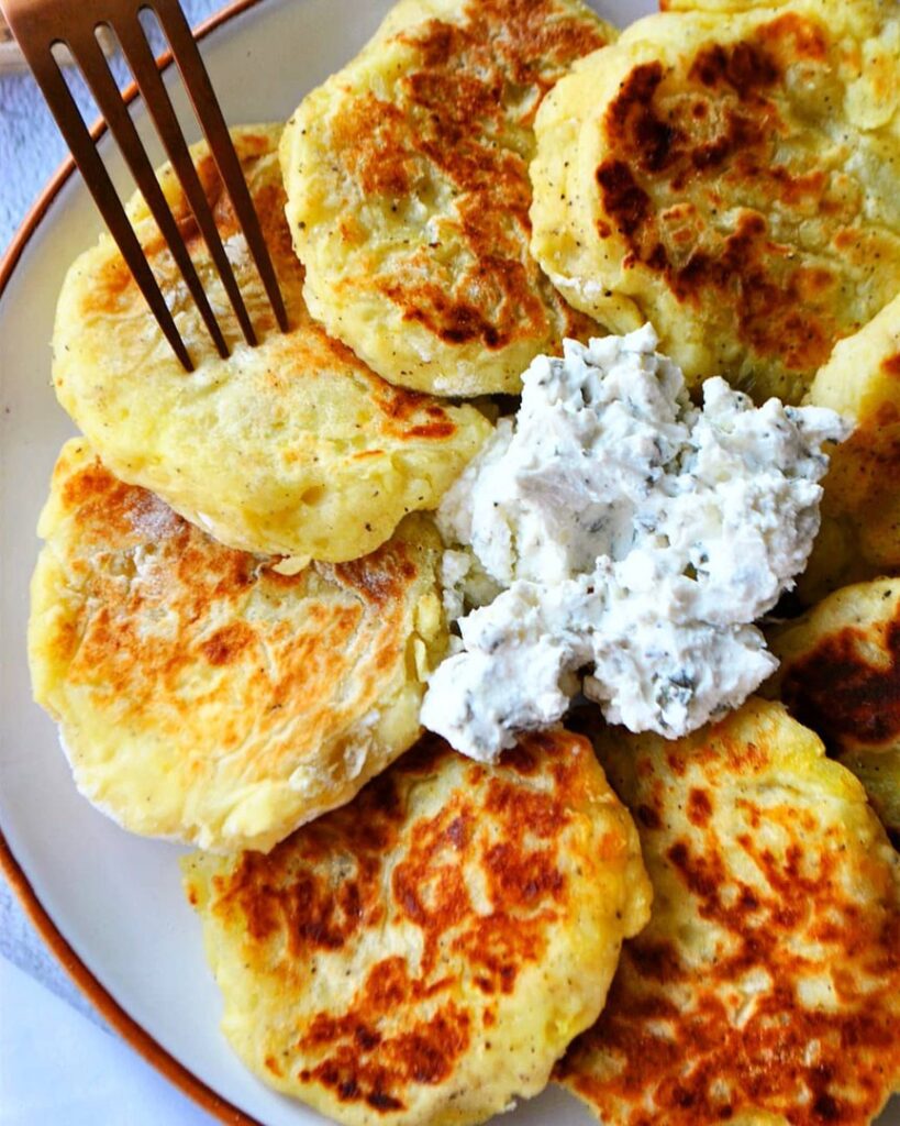 Galettes de pomme de terre x sauce crémeuse à la ciboulette