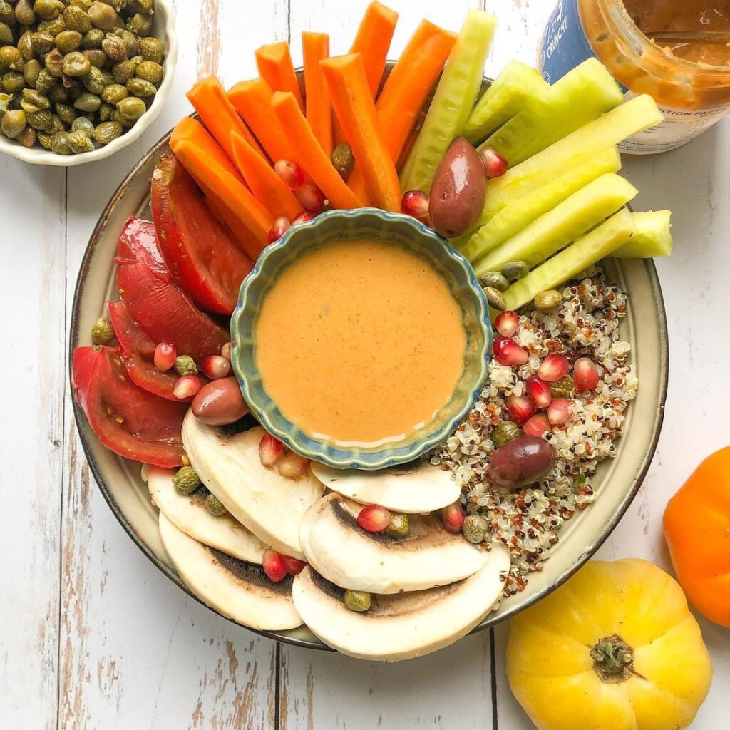 Buddha bowl au quinoa et sauce au beurre de cacahuètes