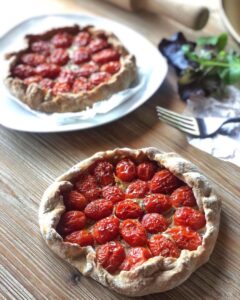Tartelettes rustiques aux tomates cerise et moutarde