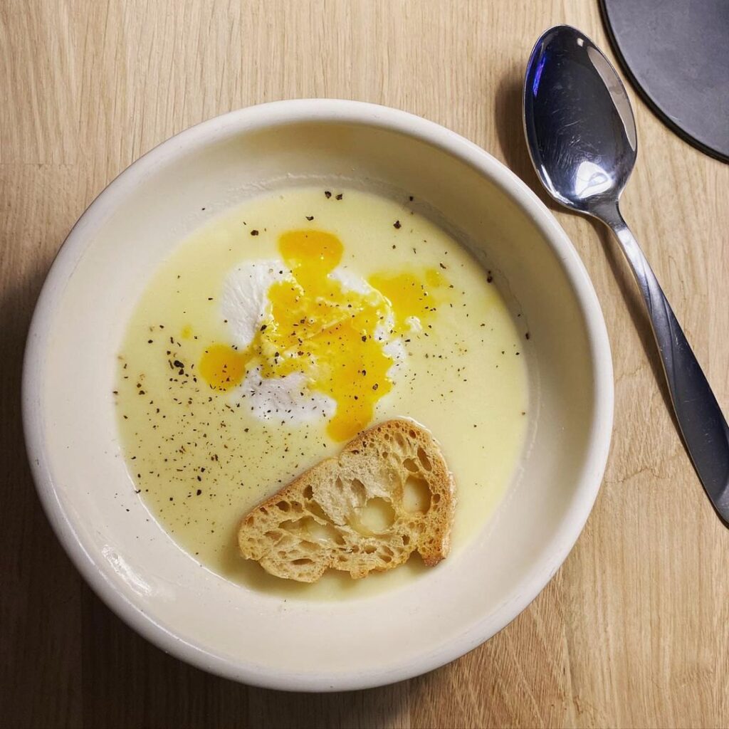 Soupe à l’ail et œuf poché