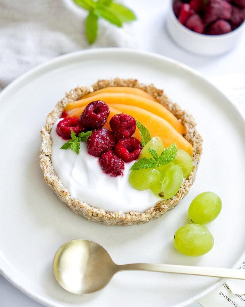 Tarte façon oatmeal aux framboises raisins et melon