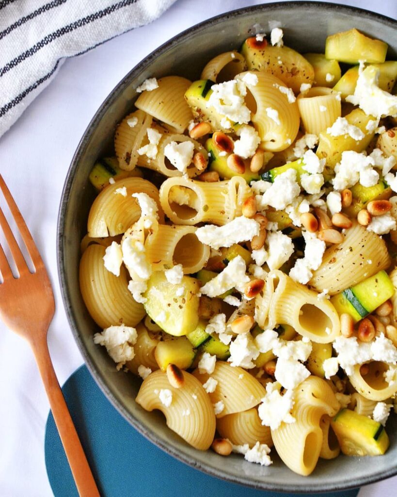 Salade de pâtes, courgettes, feta & pignons